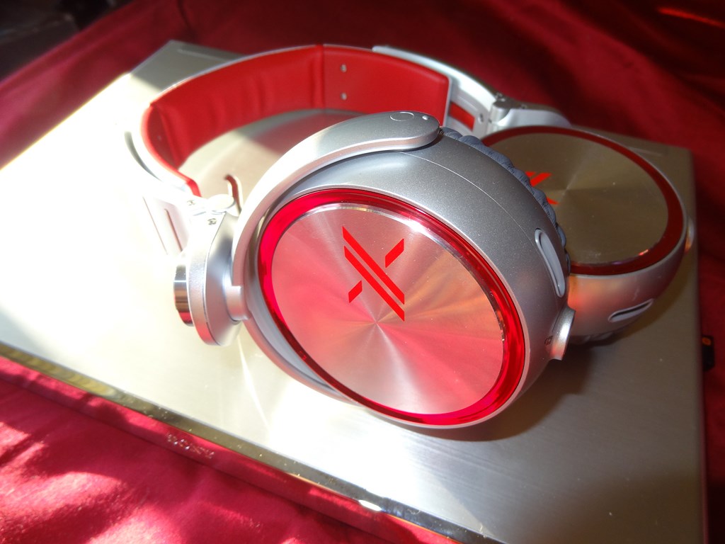 Sony Electronics - Headphones - MDRX10 side view - ear piece 1