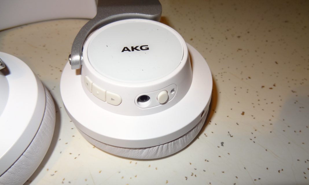 AKG K845BT (4)AKG K845BT On-Ear Headphones [Review] - Button on Ear cup