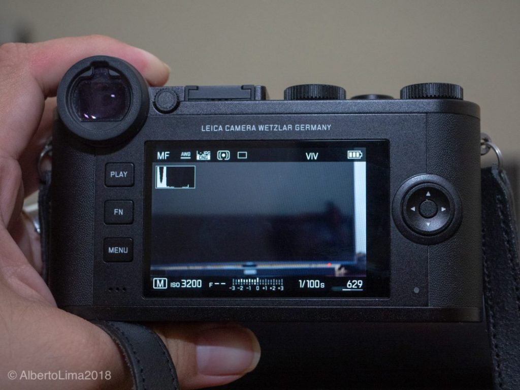 Leica-CL-Rear-Monitor